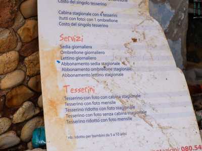 Al loro interno troviamo ci� che resta di alcuni cartelloni, su cui erano riportati i costi di ombrelloni, lettini...